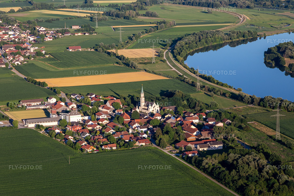 Luftbild: Pfarrkirche Maria Himmelfahrt in Pondorf im Ortsteil Pondorf in Kirchroth im Bundesland Bayern in Deutschland. – Foto: IMG_133250.jpg vom 03.07.2022 durch Werner Riehm/FLY-FOTO.de – Auflösung des Originals: 4929 x 3286 px – Gemeinde Kirchroth: Gemeinde Kirchroth