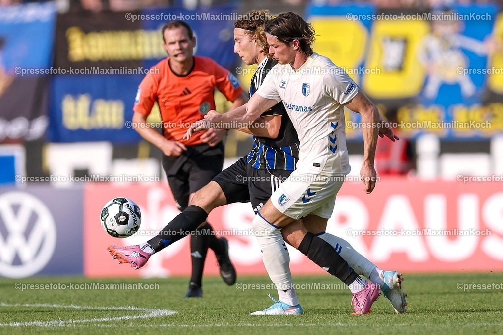 DFB15082501035 | 15.08.2025, Fußball, DFB-Pokal, 1. FC Saarbrücken - 1.FC Magdeburg, Ludwigsparkstadion, Saison 2025 2026: Jean Hugonet&nbsp;(1FC Magdeburg #24) im Zweikampf gegen  Tim Civeja&nbsp;(1FC Saarbruecken #23) DFB regulations prohibit any use of photographs as image sequences and or quasi-video.