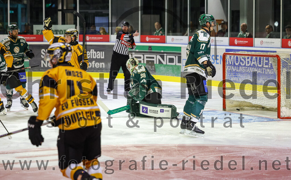 2025-08-22_131_TSV_Erding_gegen_EV_Fuessen | Erding, Deutschland, 22.08.2025:Eishockey, Oberliga Süd 2025 / 2026, Testspiel, TSV Erding gegen EV Füssen, Endergebnis: 1:4Torwart Leon Meder (Erding Gladiators, #39), Pius Seitz (EV Füssen, #17)Foto: Christian Riedel / fotografie-riedel.net