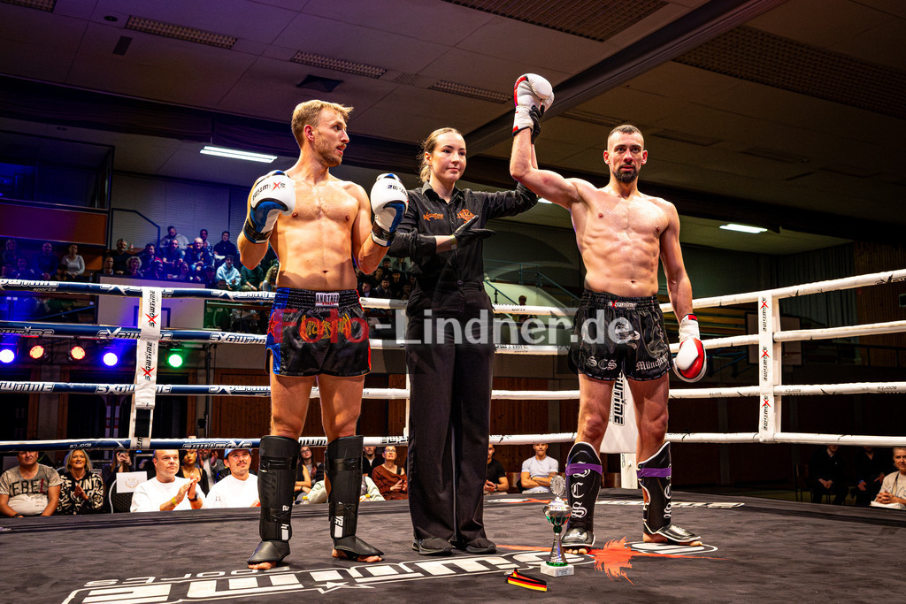 Gauthie Konrad (Ho-Jen Lindau) blau gegen Marcell Bentele (Scs Mun) rot | MFA Fight Night Herrn K1 -75kg Kampf 6, Gauthie Konrad (Ho-Jen Lindau) blau gegen Marcell Bentele (Scs Mun) rot, 20251108,,2025-11-08 in Penzberg (Wellenberghalle Penzberg), Copyright: WolfgangxLindner www.foto-lindner.de