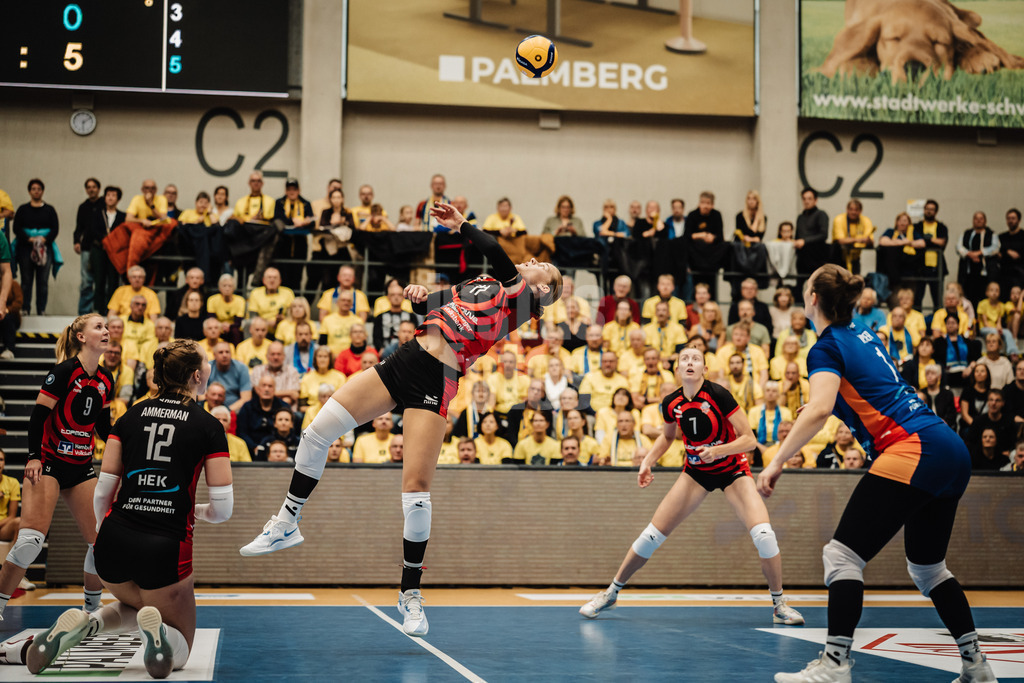 Volleyball | Frauen | Saison 2025/2026 | Volleyball Bundesliga | SSC Palmberg Schwerin vs. ETV Hamburger Volksbank Volleys | 18.10.2025 | Svea Frobel (#11, ETV Hamburger Volksbank Volleys) probiert den Ball zu verteidigen