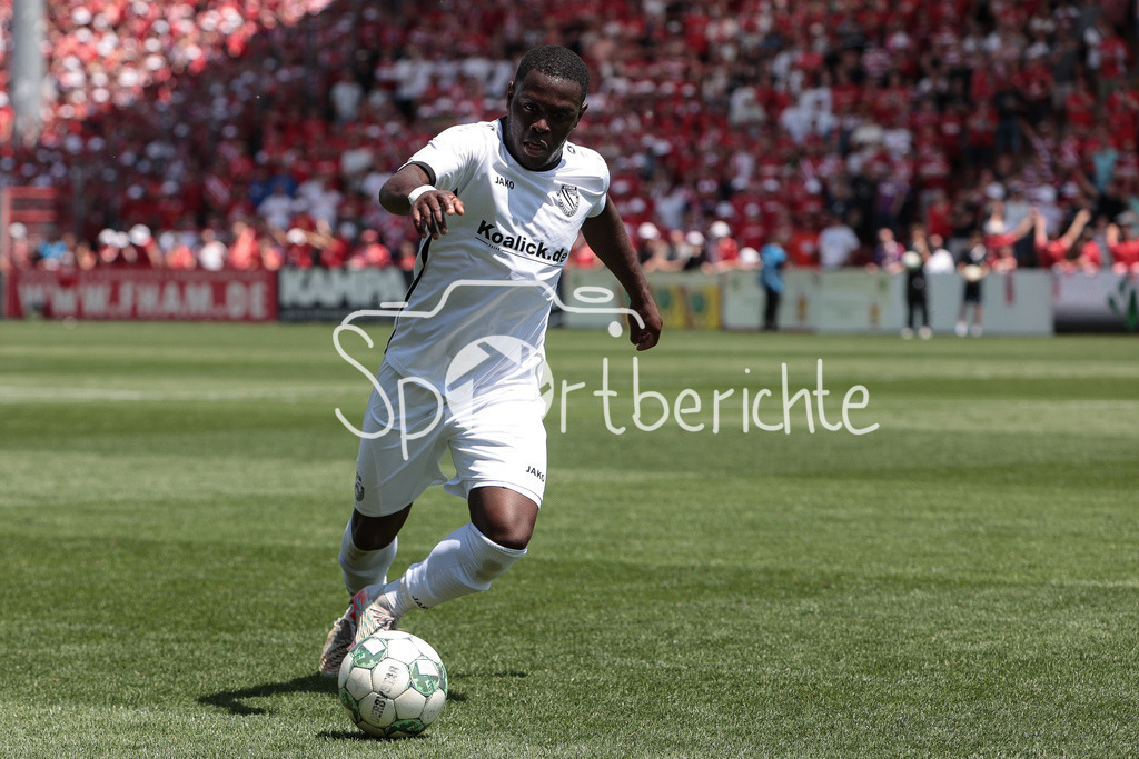 SpVgg Unterhaching - FC Energie Cottbus | Kentu Malcolm BADU (Cottbus #23) am Ball / Freisteller / Einzelfoto
