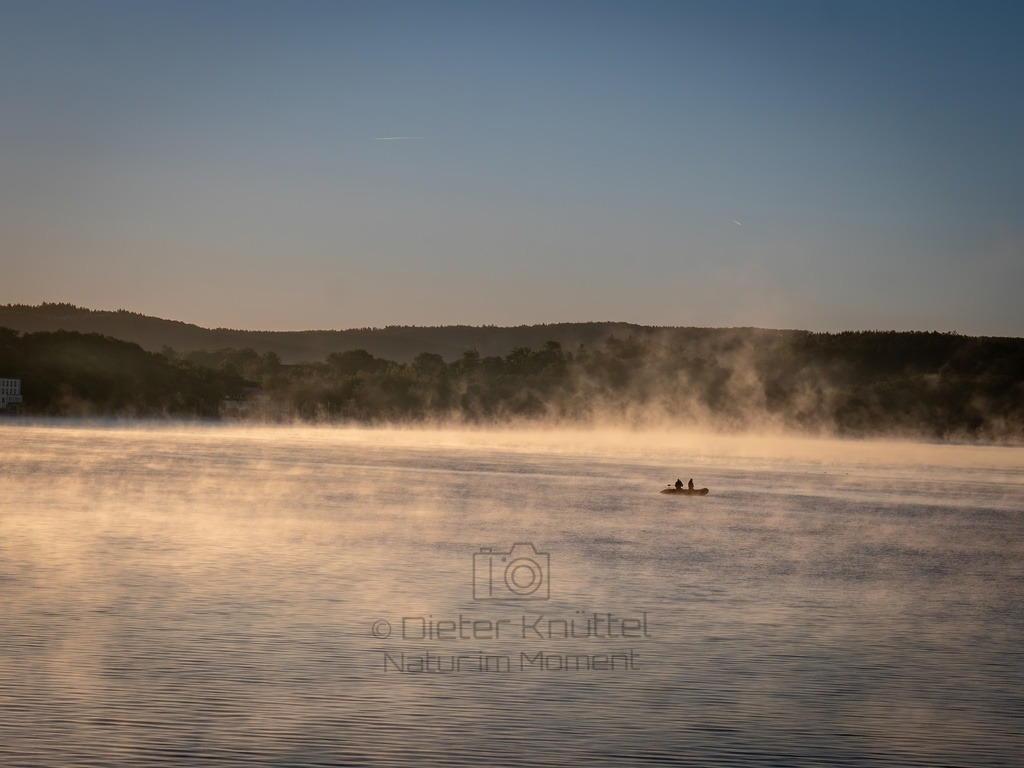 Morgennebel über der Möhne | Früh morgens an der Möhnetalsperre im Sauerland versuchen Angler ihr Glück.
 - Realisiert mit Pictrs.com