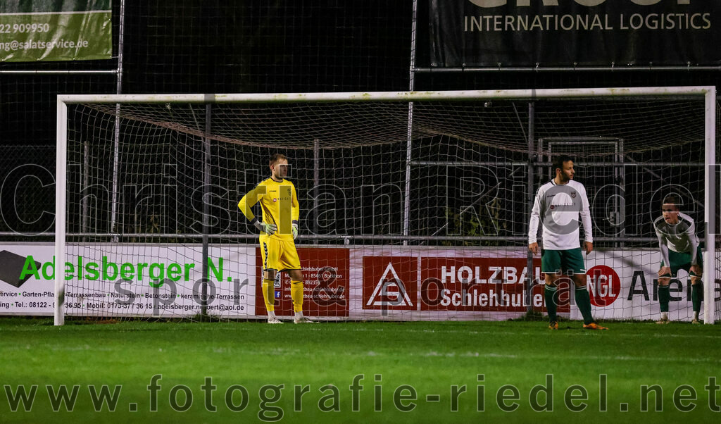 2023-11-17_063_FC_Schwaig_gegen_SpVgg_Feldmoching | Oberding, Deutschland, 17.11.2023:
Fußball, Landesliga Südost 2023 / 2024, 21. Spieltag, FC Schwaig gegen SpVgg Feldmoching, Endergebnis: 1:1

Torwart Franz Hornof (FC Schwaig, #1), Nils Ehret (FC Schwaig, #25), Leon Roth (FC Schwaig, #21)

Foto: Christian Riedel / fotografie-riedel.net