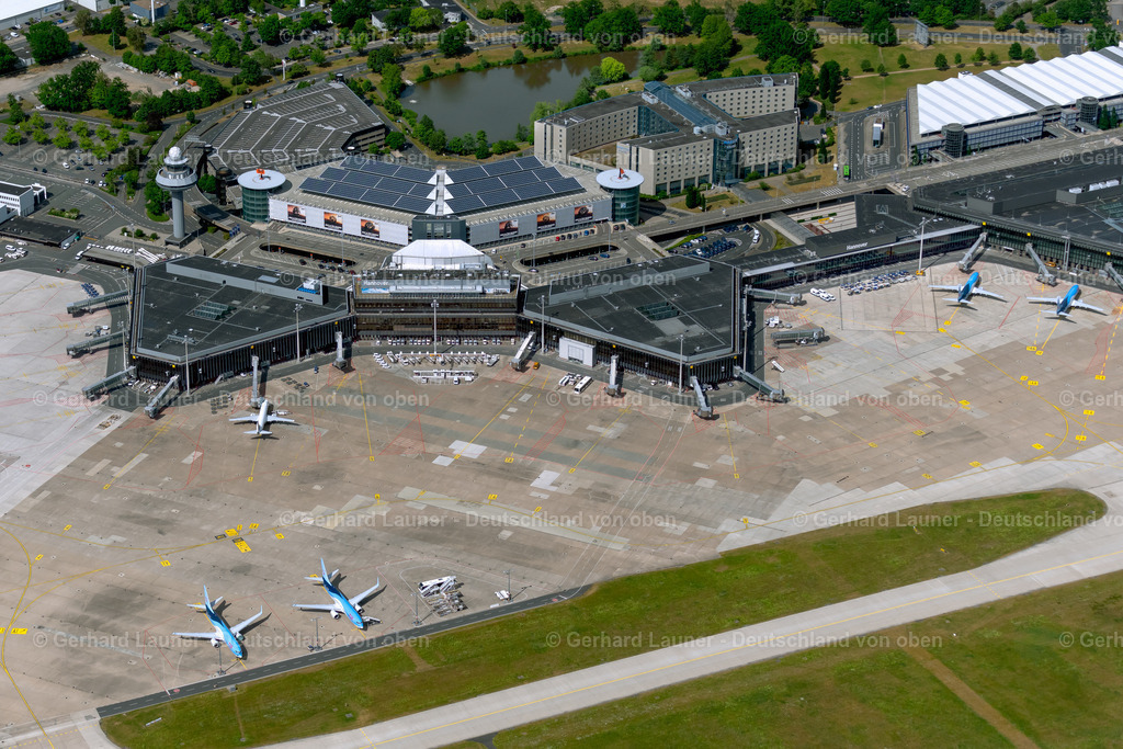 4030849 | LANGENHAGEN 02.06.2020 Abfertigungs- Gebäude und Terminals auf dem Gelände des Flughafen " Flughafen Hannover " an der Flughafenstraße in Langenhagen im Bundesland Niedersachsen, Deutschland. // Dispatch building and terminals on the premises of the airport "Flughafen Hannover" on Flughafenstrasse in Langenhagen in the state Lower Saxony, Germany. Foto: Gerhard Launer