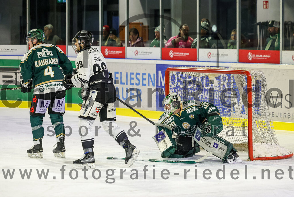 2025-11-25_044_TSV_Erding_gegen_EHF_Passau_Black_Hawks | Erding, Deutschland, 25.11.2025:Eishockey, Oberliga Süd 2025 / 2026, 20. Spieltag, TSV Erding gegen EHF Passau Black Hawks, Endergebnis: 2:3 n.V.Jesse Kauhanen (Erding Gladiators, #4), David Seidl (EHF Passau Black Hawks, #88), Torwart Leon Meder (Erding Gladiators, #39)Foto: Christian Riedel / fotografie-riedel.net