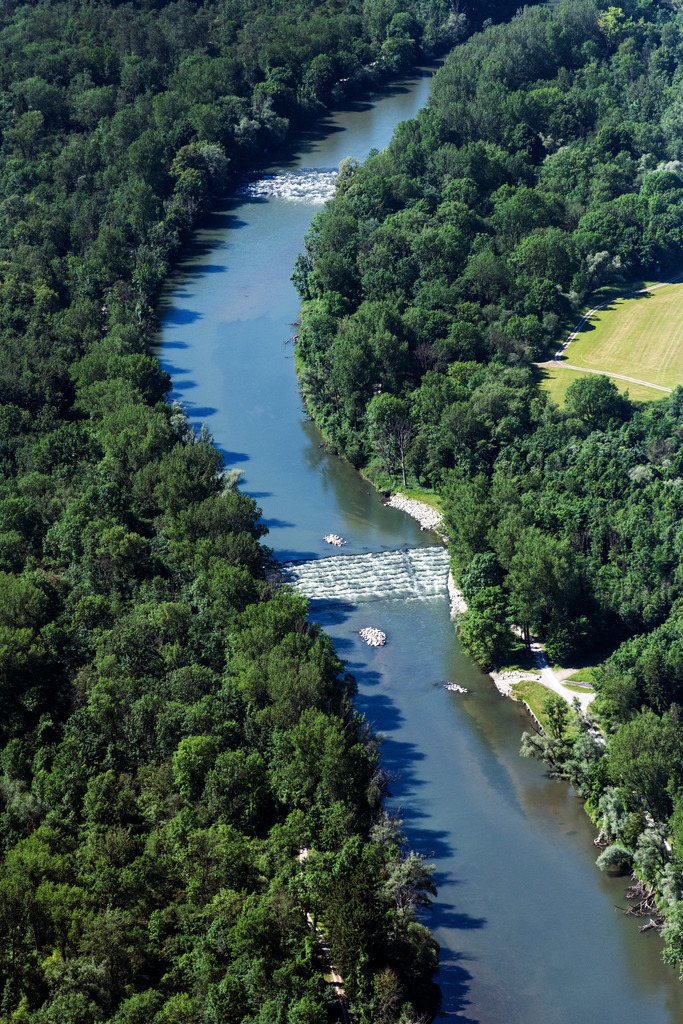 dr__0065429.jpg | HALLBERGMOOS 15.06.2021 Uferbereiche am Flußverlauf der Isar in Hallbergmoos im Bundesland Bayern, Deutschland. // Riparian zones on the course of the river of the river Isar in Hallbergmoos in the state Bavaria, Germany. Foto: Daniel Reiter
