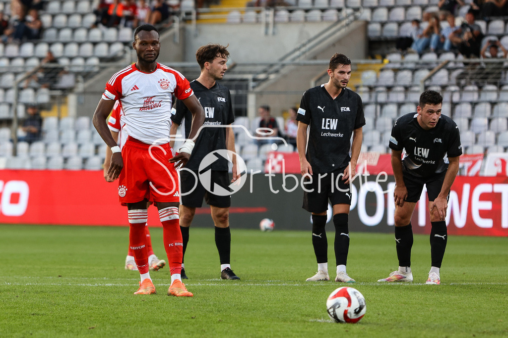 FC Bayern Amateure - FC Memmingen | Desire SEGBE AZANKPO (FCB #34) kurz vor der Ausfuehrung des Elfmeters zum 2-1 fuer die Bayern