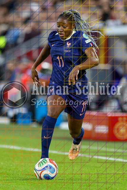 Deutschland vs Frankreich - Halbfinale - UEFA Women's Nations League | Düsseldorf, Deutschland, 24.10.25:   Kadidiatou Diani ( Frankreich ) in Aktion am Ball, Einzelaktion waehrend des Halbfinals der UEFA Women's Nations League zwischen Deutschland vs Frankreich in der Merkur-Spiel-Arena(Foto von Brauer-Fotoagentur / Adrian Schlueter)