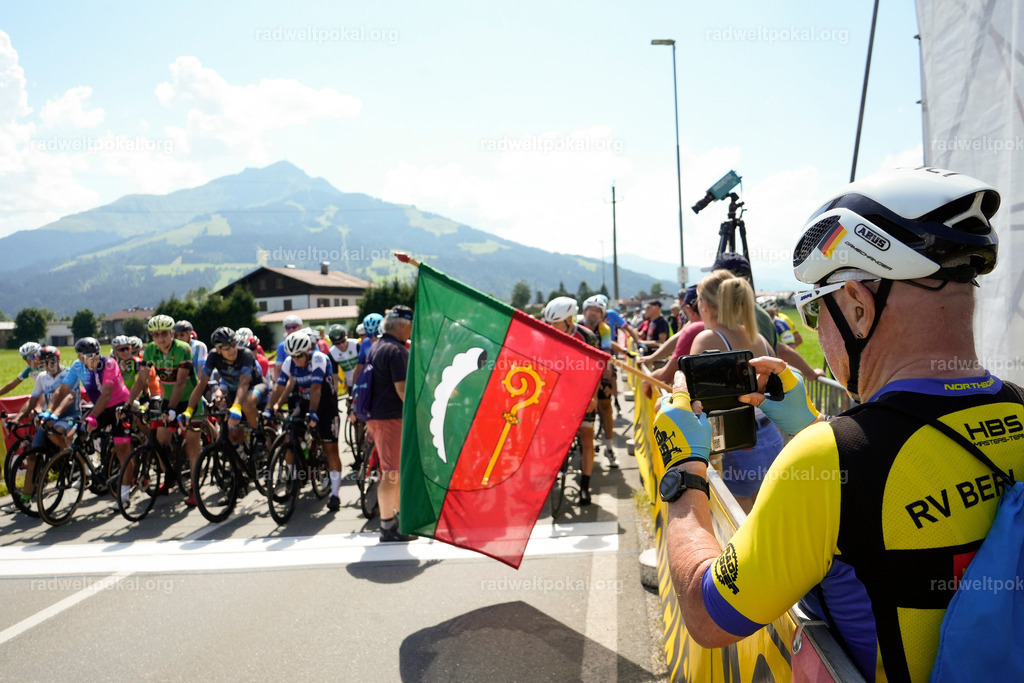 480_20230817_Bewerb_Maenner_Muehlanger | AUT - OESTERREICH, 2023-08-16: SPORT RENNRAD-FAHREN - 55. INTERNATIONALER RADWELTPOKAL IN ST. JOHANN IN TIROL  - Vintage-Radrennen mit WM-Bronze-Medaillen-Siegerin Christina Schweinberger, den Teilnehmer und Alexander Baumann (vom Orginastions-Team) - TAG 2 BEWERB MAENNER IN SECHS GRUPPEN  ; Foto: Roland Muehlanger