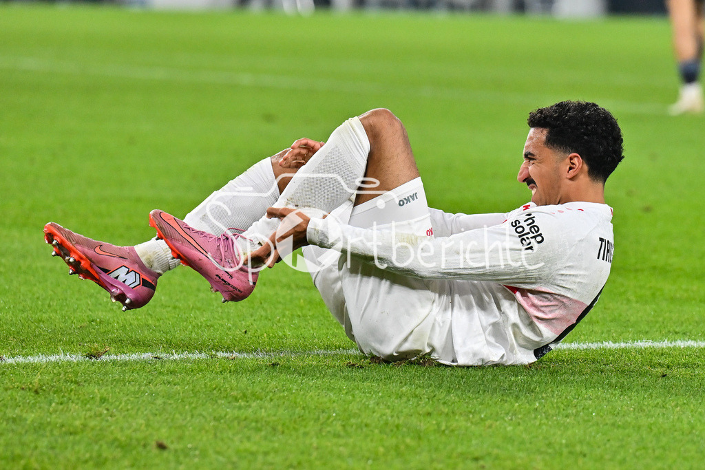 VfB Stuttgart - Feyenoord Rotterdam | STUTTGART, DEUTSCHLAND - 6. NOVEMBER: der am Bein getroffene Tiago TOMAS (VfB Stuttgart 8) liegt mit schmerzverzehrtem Gesicht am Boden beim Ligaspiel zwischen dem VfB Stuttgart und Feyenoord Rotterdam am 4. Spieltag der Europa League in der MHP-Arena am 06.11.2025
