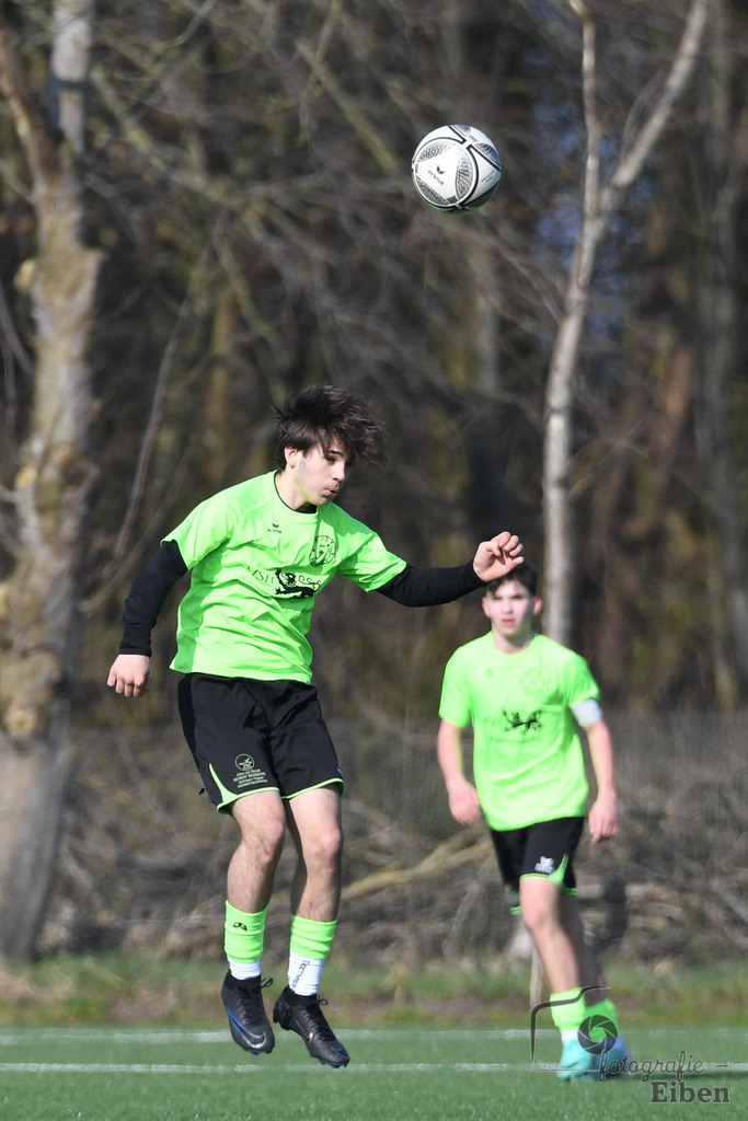 JFV Edewecht-TSV Bemerode U15 | C-Jugend Niedersachsenliga; JFV Edewecht (grün)-TSV Bemerode U15 (rot) am 09.03.2024; in Edewecht (Sportpark Göhlenweg), Photo: Philip Eiben 2024 - Realisiert mit Pictrs.com