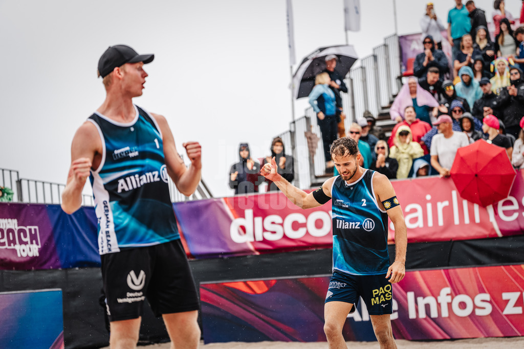 Beachvolleyball | Männer | Allianz German Beach Tour 2024 | Tourstop Kühlungsborn 2 | 18.08.2024 | v.l. Philipp Huster und Jonas Sagstetter jubeln nach dem Sieg Finaleinzug