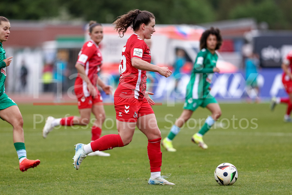 Fussball, Google Pixel Frauen-Bundesliga, SV Werder Bremen - 1. FC Köln | Amelie Bohnen (1. FC Köln, 15) am Ball, Einzelbild, Ganzkörper, Aktion, Action, Spielszene, DIE DFB-RICHTLINIEN UNTERSAGEN JEGLICHE NUTZUNG VON FOTOS ALS SEQUENZBILDER UND/ODER VIDEOÄHNLICHE FOTOSTRECKEN. DFB REGULATIONS PROHIBIT ANY USE OF PHOTOGRAPHS AS IMAGE SEQUENCES AND/OR QUASI-VIDEO.