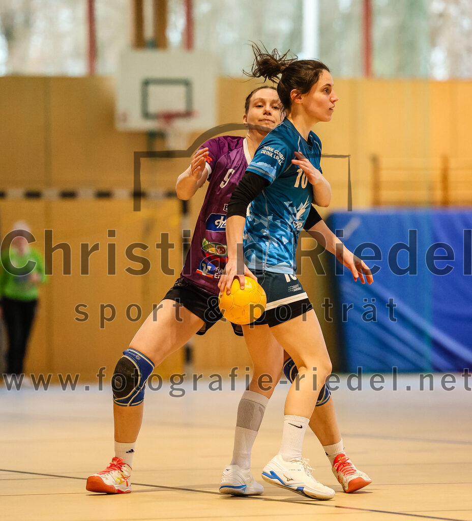 2024-03-09_031_SpVgg_Altenerding_gegen_Eintracht_Dachau-Karlsfeld | Erding, Deutschland, 09.03.2024:
Handball, Bezirksoberliga Frauen Altbayern 2023 / 2024, 17. Spieltag, SpVgg Altenerding gegen Eintracht Dachau-Karlsfeld, Endergebnis: 26:25

Julia Kranich (SpVgg Altenerding, #9), Lisa Brugger (TSV Eintracht Karlsfeld, #10)

Foto: Christian Riedel / fotografie-riedel.net