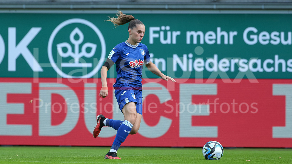 Fussball, Google Pixel Frauen-Bundesliga, VfL Wolfsburg - TSG 1899 Hoffenheim | v.li.: Jill Janssens (TSG 1899 Hoffenheim, 9) am Ball, Freisteller, Einzelbild, Ganzkörper, Aktion, Action, Spielszene, DIE DFB-RICHTLINIEN UNTERSAGEN JEGLICHE NUTZUNG VON FOTOS ALS SEQUENZBILDER UND/ODER VIDEOÄHNLICHE FOTOSTRECKEN. DFB REGULATIONS PROHIBIT ANY USE OF PHOTOGRAPHS AS IMAGE SEQUENCES AND/OR QUASI-VIDEO.