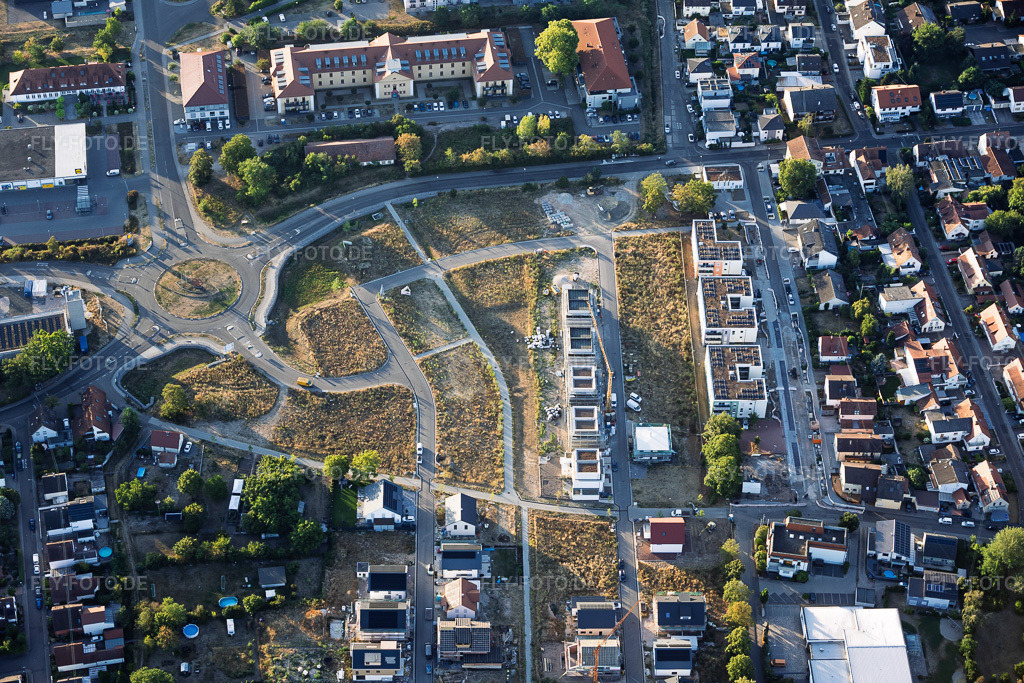 Luftbild: Erschlossenens und teilbebautes Neubaugebiet 