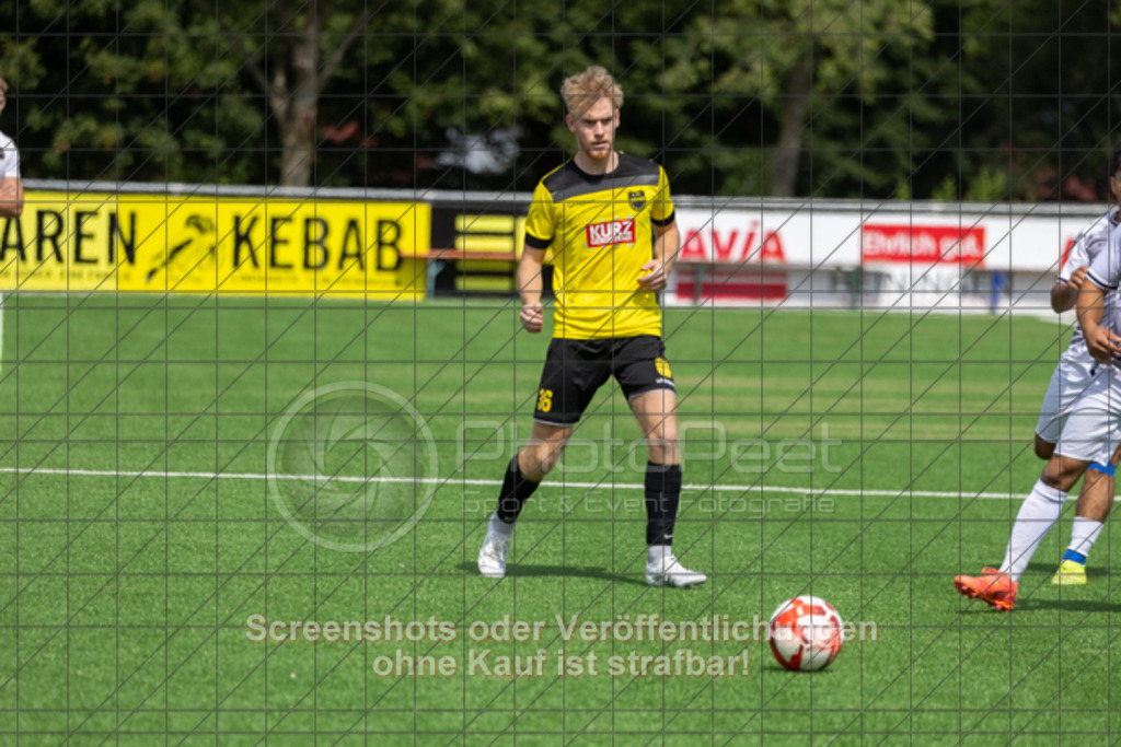 20250824_130150_0137 | #,1.FC Heiningen II (gelb) vs. 1.Göppinger SV III (weiß), Fußball, Kreisliga B7 - Bezirk Neckar/Fils, 01. Spieltag, Saison 2025/2026, Kunstrasenplatz Sportzentrum Heiningen, Krautgarten 1, 73092 Heiningen, 24.08.2025 - 13:00 Uhr,Foto: PhotoPeet-Sportfotografie/Peter Harich