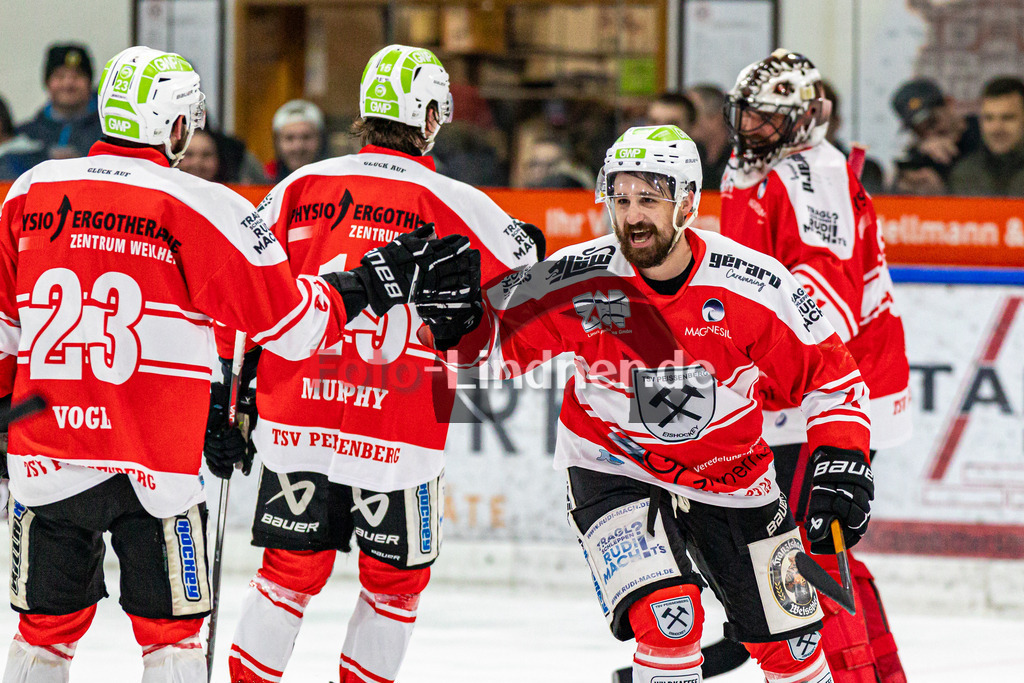 Spiel 3 Finale TSV Peißenberg Miners vs EHC Königsbrunn | Eishockey Bayernliga Playoffs 2023/2024, Spiel 3 Finale TSV Peißenberg Miners vs EHC Königsbrunn, 20240328,
Florian SIMON (Miners 11) feiert,
2024-03-28 in Peißenberg (Eisstadion)
31 Korbinian SERTL (Miners Goali 31), 11 Florian SIMON (Miners 11)
Copyright: WolfgangxLindner foto-lindner.de