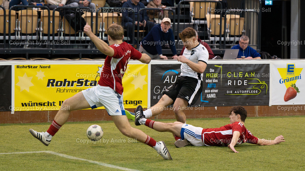 Vorrunde - Gruppe B - TS Einfeld vs TuS Nortorf | Marius Andresen (Nortorf #31) / Julian Lechtenfeld (Nortorf #11) / Dennis Forster (Einfeld #13) // 44. RS-Reifenhandel-Cup 2024 / Vorrunde - Gruppe B - TS Einfeld vs TuS Nortorf / Holstenhalle 1 / Neumünster / 26.12.24 - Realisiert mit Pictrs.com