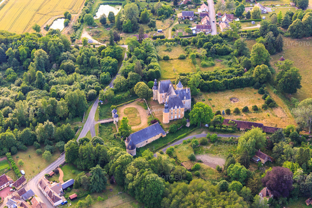 Vue aérienne: Château de Semur-en-Vallon à Semur-en-Vallon dans le département Sarthe, France. Photo: IMG_132394.jpg prise le 14/06/2022 par Werner Riehm/FLY-FOTO.euRésolution de l'original: 5472 x 3648 pxPays du Perche Sarthois