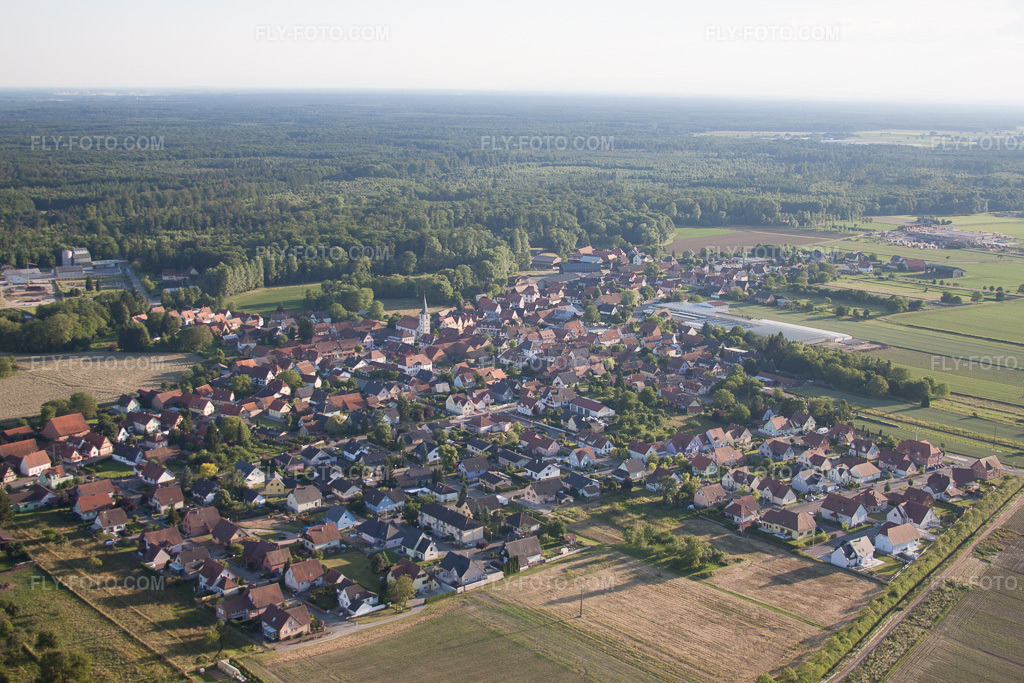 Aerial view: View of the town in Niederrœdern in the state Bas-Rhin, France.Photo: IMG_58009.jpg taken on 06/16/2013 by Werner Riehm/FLY-FOTO.comResolution of the original: 4752 x 3168 px