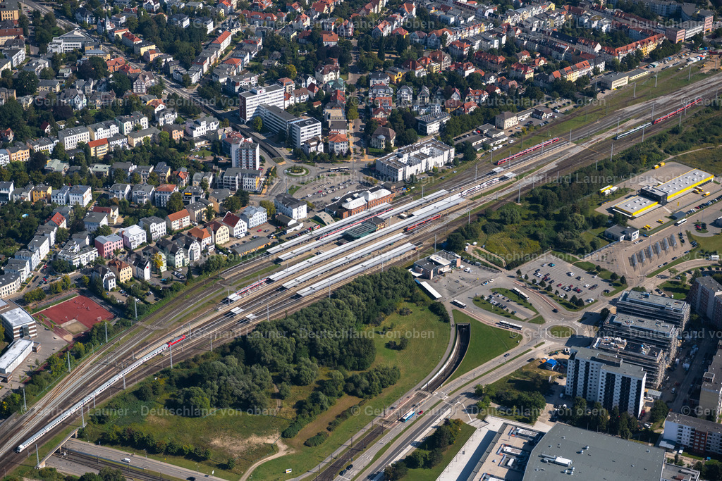 4061998 | ROSTOCK 08.09.2021 Gleisverlauf und Gebäude des Hauptbahnhofes der Deutschen Bahn in Rostock im Bundesland , Deutschland. Weiterführende Informationen bei: Deutsche Bahn AG. // Track progress and building of the main station of the railway in Rostock in the state , Germany. Further information at: Deutsche Bahn AG. Foto: Gerhard Launer