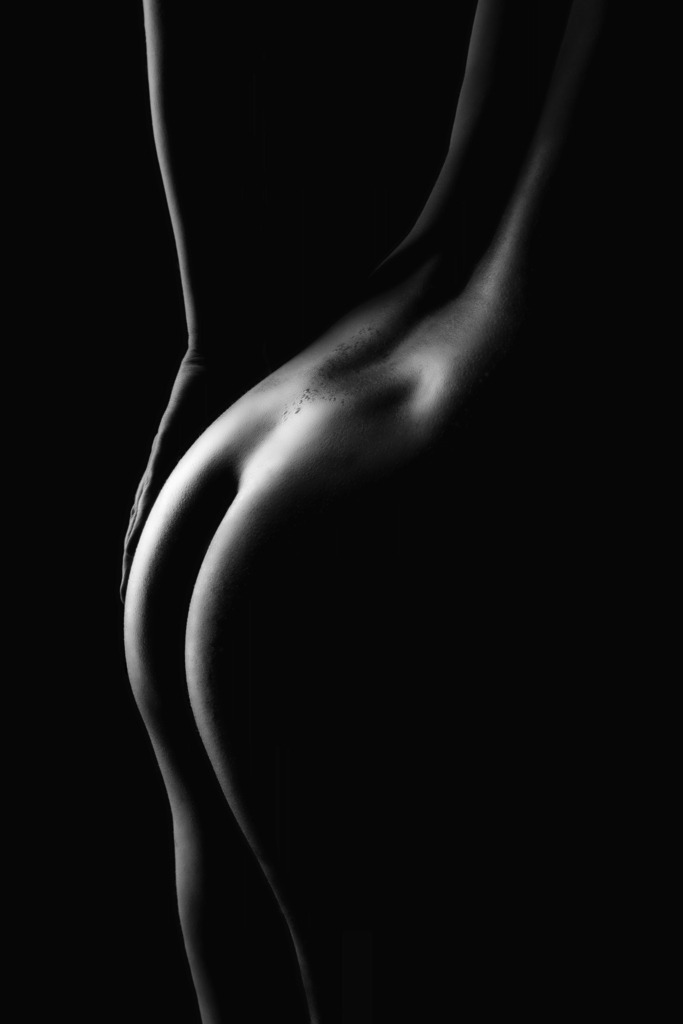 Sanfte Kurven | Heißer Schwarz-Weiß-Frauenakt als Bodypart-Aufnahme im Low-Key-Style

Unsere Empfehlung: Alu-Dibond gebürstet - Realisiert mit Pictrs.com