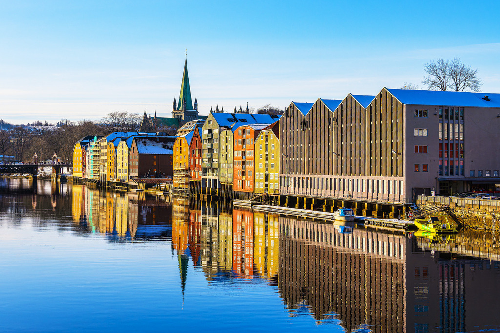 Blick auf bunte Häuser am Fluss Nidelva in der Stadt Trondheim in Norwegen | Blick auf bunte Häuser am Fluss Nidelva in der Stadt Trondheim in Norwegen.