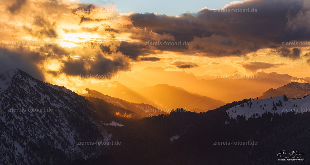 Die Zugspitze zum Sonnenuntergang von Bad Wiese aus fotografiert | Die Zugspitze zum Sonnenuntergang von Bad Wiese aus fotografiert - Realisiert mit Pictrs.com