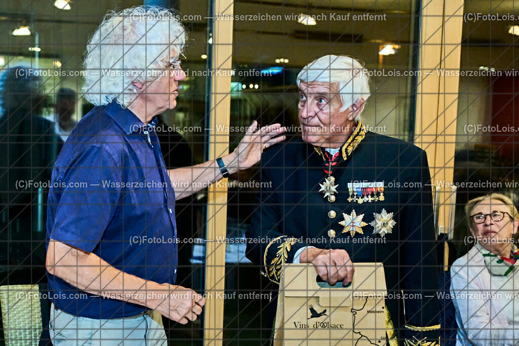 ALP3941_Jeanne de Ferrette_Geschenk fuer Hildebrand | (C)FotoLois.com, Alois Spandl, 700stes Hochzeitsjubiläum - Albrecht II. mit Johanna von Pfirt in Thann (FR) im März 2024. Empfang des Organistionskommitees aus der Region Ferrette (Pfirt)/Thann aus dem Elsass mit Empfang durch die Stadtgemeinde und Bezirkshauptmannschaft Scheibbs im Schloss Scheibbs und anschließender Kranzniederlegung in der Kartausenkirche über der Krypta des Gründerehepaares durch Mitglieder des Templer Ordens im Beisein von Mitgliedern der Goldhaubengruppen, Fr 22. September 2023.