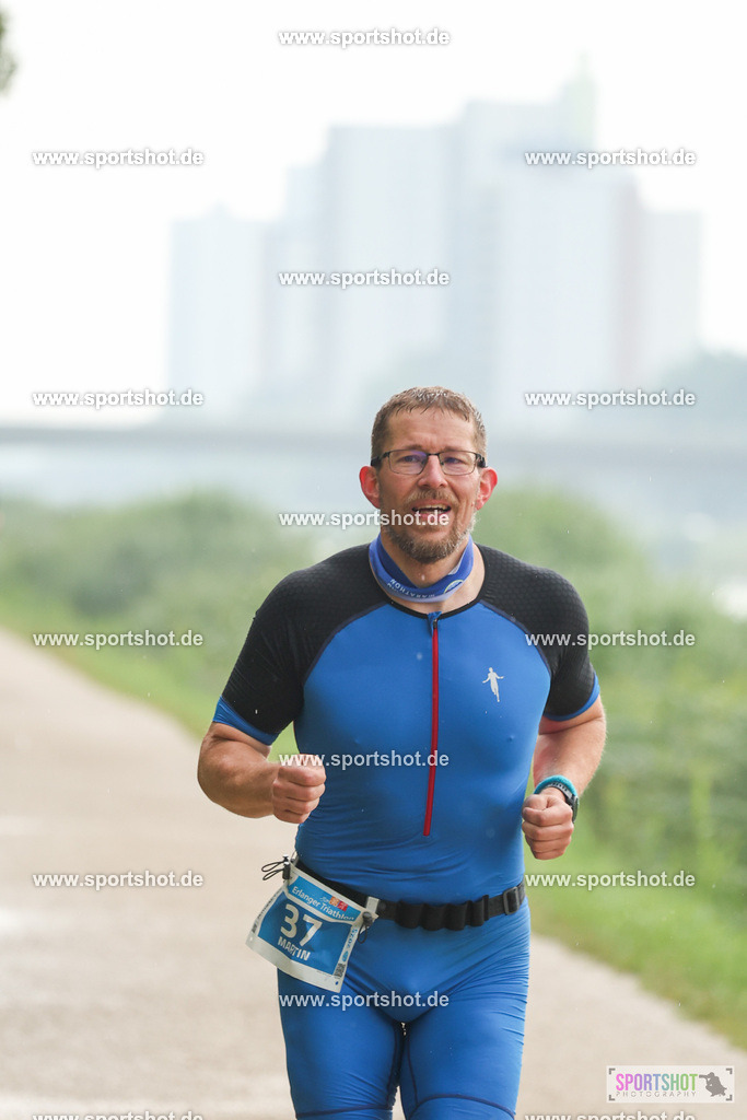 LUR_1169 | 34. M-net Erlanger Triathlon 2025 #erlangertriathlon  #mnettriathlon2025 #mnettriathlon #team #olympischedistanz #mitteldistanz #triathlon #maindonaukanal  #erlangertriathlon2025 #yourpictrs #tv1848 #tv1848erlangen  #triathlonbayern #sportinerlangen #demsportverbunden #sportshot_your_pictrs Copyright: www.sportshot.de