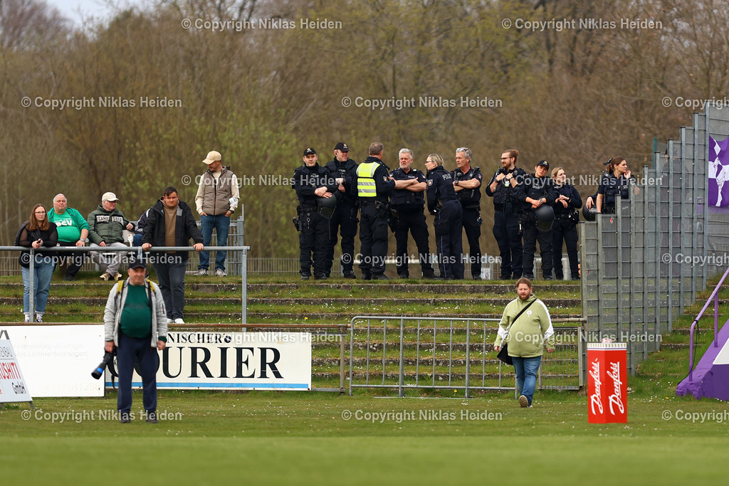 NH_VfRNeumuenster_PSVNeumuenster_FlensOberliga_15042026 | Die Polizei zeigte starke Präsenz beim Flens-Oberliga-Spiel zwischen dem VfR Neumünster und dem PSV Union Neumünster.Fußball I Herren I Flens Oberliga I Saison 2025-2026  I 19. Spieltag I VfR Neumünster - PSV Union Neumünster I 15.04.2026 I VfR Stadion HSP (Grümmi Arena)