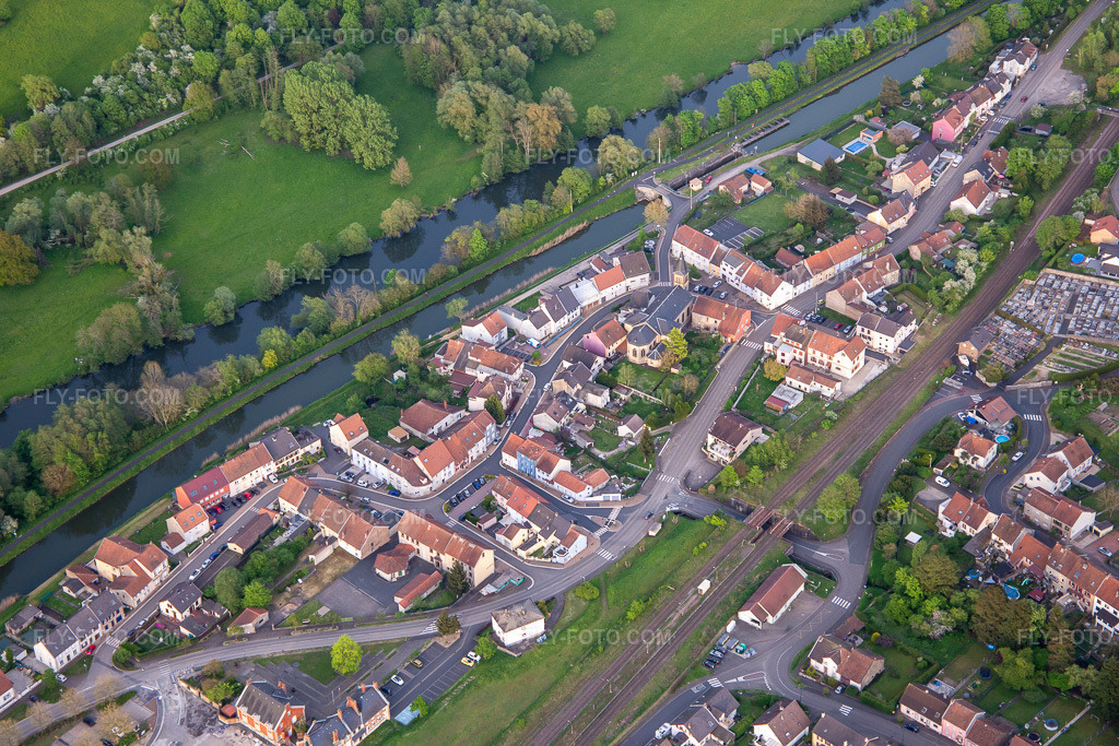 Aerial view: Église Saint-Pierre in Rémelfing in the state Moselle, France.Photo: IMG_140493.jpg taken on 04/30/2024 by Werner Riehm/FLY-FOTO.comResolution of the original: 5472 x 3648 px