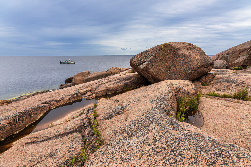 Ostseeküste mit Felsen und Schiff auf der Insel Blå Jungfrun in Schweden | Ostseeküste mit Felsen und Schiff auf der Insel Blå Jungfrun in Schweden.