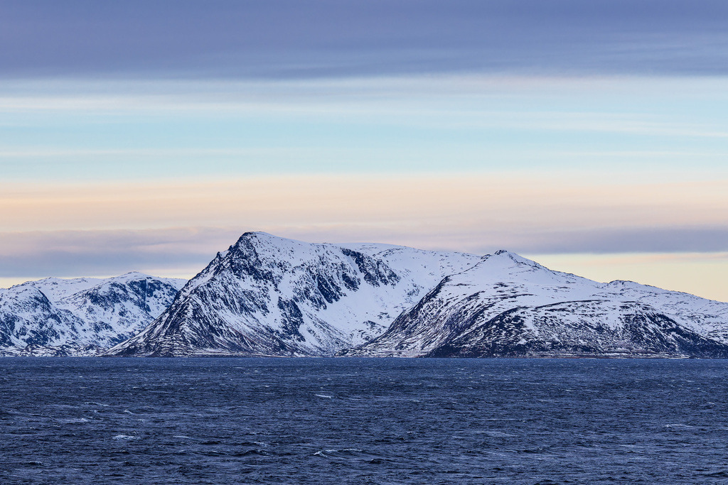 Berge und Felsen im Winter nahe Øksfjord in Norwegen | Berge und Felsen im Winter nahe Øksfjord in Norwegen.