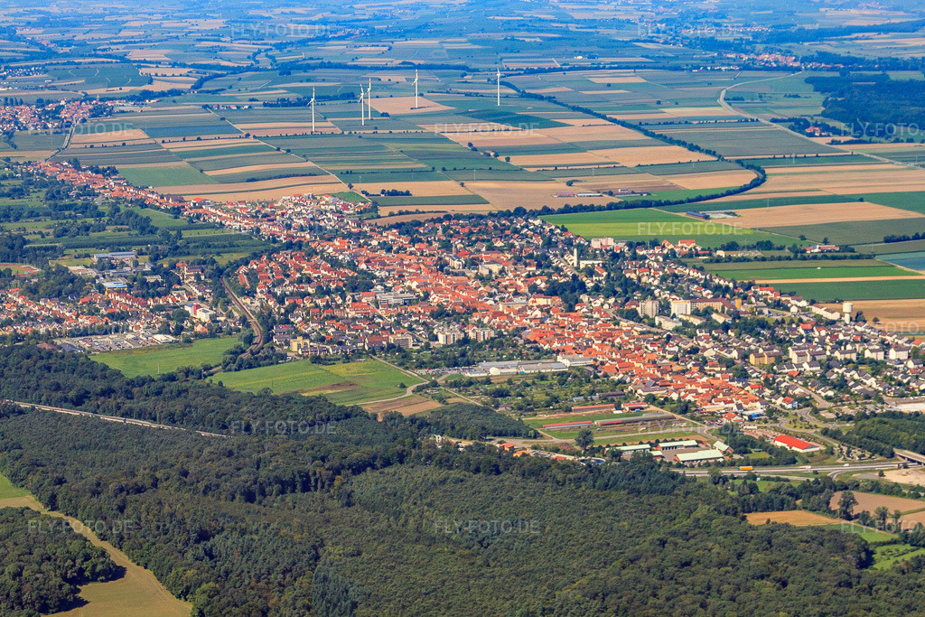 Luftbild: Stadtansicht von Südosten in Kandel im Bundesland Rheinland-Pfalz in Deutschland. Foto: IMG_32199.jpg vom 20.08.2010 durch Werner Riehm/FLY-FOTO.de