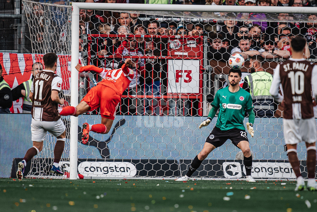 Fußball | Männer | Saison 2025/2026  | Fußball-Bundesliga | 29. Spieltag | FC St. Pauli vs. FC Bayern München | 11.04.2026 | Jamal Musiala (#10, FC Bayern München) mit einem Kopfballtor