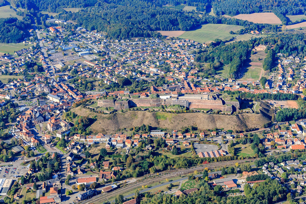 Aerial view: Citadelle de Bitche from the southeast in Bitsch in the state Moselle, France.Photo: IMG_095154.jpg taken on 10/16/2016 by Werner Riehm/FLY-FOTO.comResolution of the original: 5472 x 3648 pxWWW.CITADELLE-BITCHE.COM