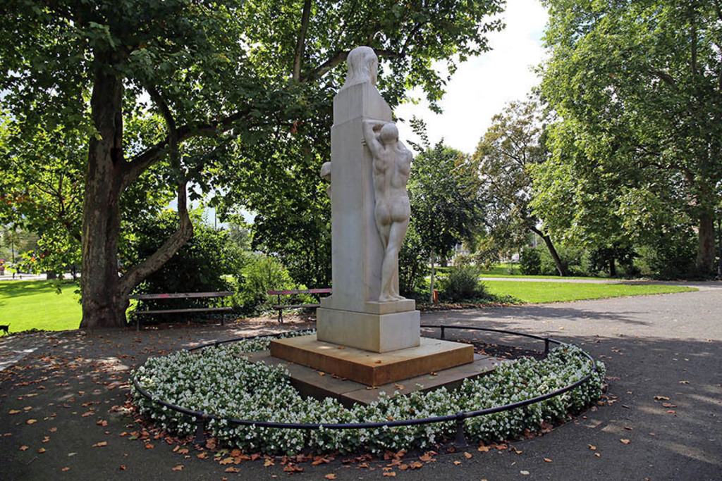 Foto: Leipzig - Schiller-Denkmal | Das Team hinter BILDLEXIKON LEIPZIG bündelt historische wie aktuelle Informationen über die Stadt Leipzig in Text und Bild auf einer Plattform und stellt diese der interessierten Öffentlichkeit zur Verfügung.