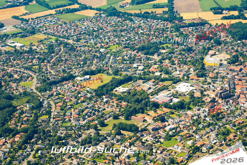 Aktuelles Luftbild von  Dinklage - Die Luftaufnahme wurde 2022 mittels UL-Flugzeug erstellt ( keine Drohne ) - hochauflösende Kamera-Systeme von  Canon -Beste Qualität - Für grossformatige Ausdrucke geeignet. Die Geschenkidee !