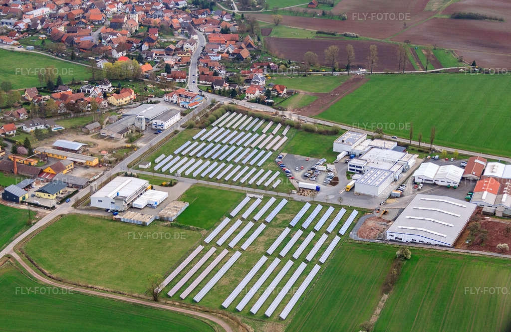 Luftbild: Agrar-PV-Anlagen am Gewerbegebiet mit BRAUNE Kunststofftechnik GmbH & Co KG, Bedien-Concept GmbH und EMS Straufhain GmbH Elektro- und Metallwerke im Ortsteil Streufdorf in Straufhain im Bundesland Thüringen in Deutschland.Foto: IMG_64051.jpg vom 04.04.2014 durch Werner Riehm/FLY-FOTO.deWWW.BRAUNE-GMBH.COMBedien-ConceptLohnfertigung für CNC-Dreh-teile | EMS Straufhain GmbH