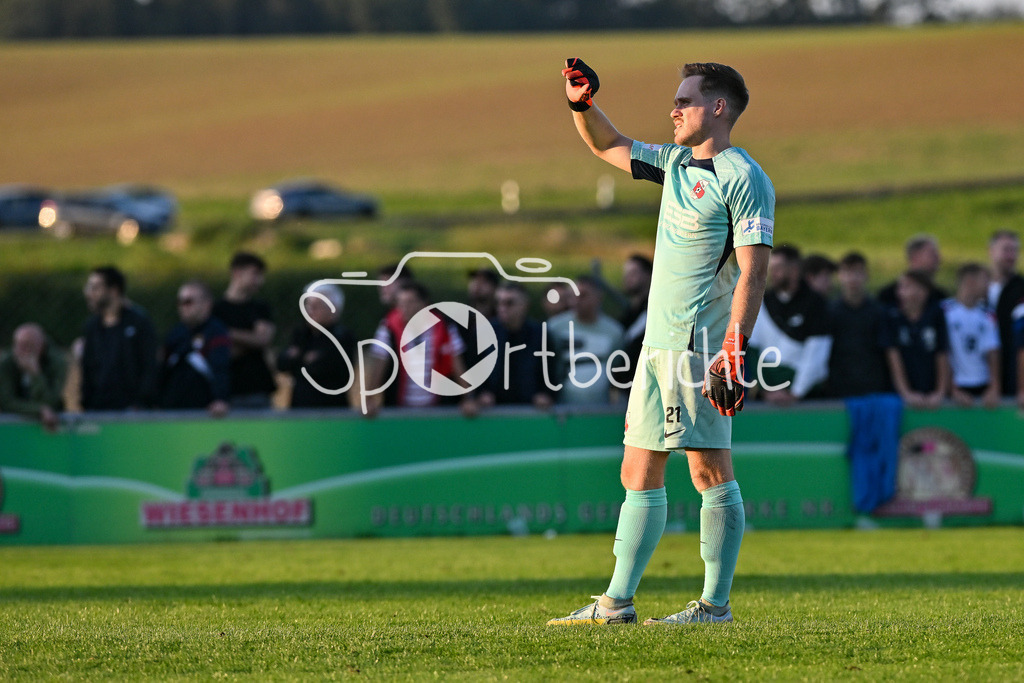 SpVgg Hankofen-Hailing - FC Bayern Amateure | im Bild Sebastian MAIER (SpVGG Hankofen-Hailing #1) geblendet von der Abendsonne / Freitseller / Einzelfoto / Regionalliga Bayern: SpVgg Hankofen-Hailing - FC Bayern München II, Maierhofer-Bau Stadion am 20.09.2024