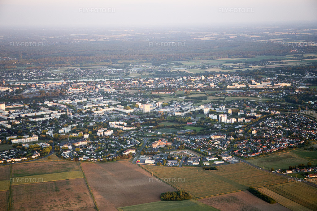 Vue aérienne: Du nord-ouest à Blois dans le département Loir et Cher, France. Photo: IMG_081351.jpg prise le 19/06/2015 par Werner Riehm/FLY-FOTO.euRésolution de l'original: 5472 x 3648 px