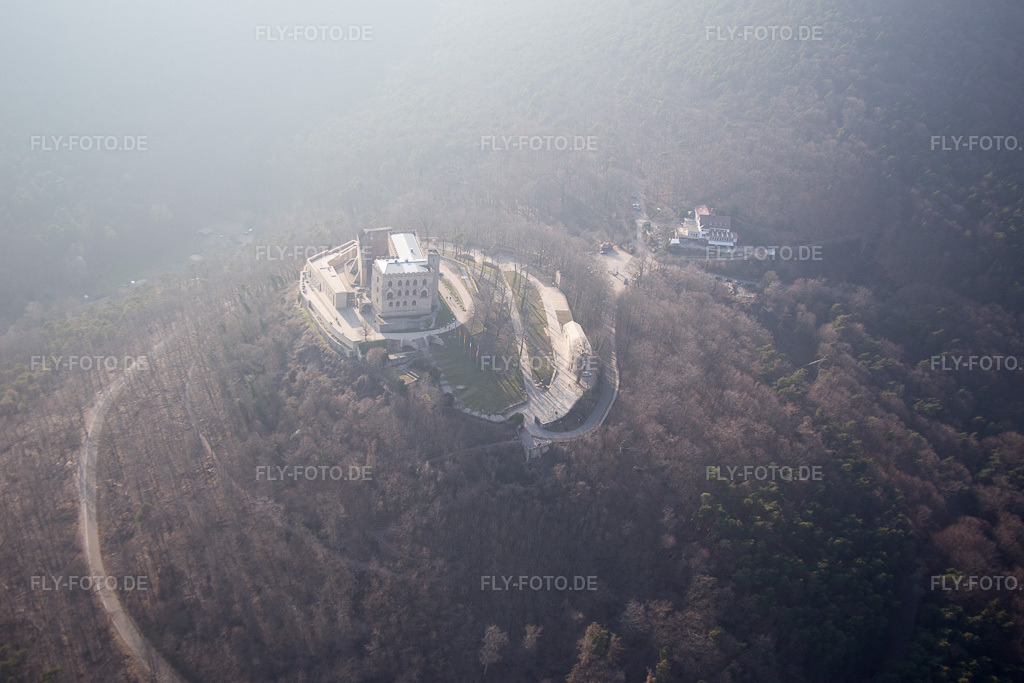 Luftbild: Hambacher Schloß im Ortsteil Diedesfeld in Neustadt im Bundesland Rheinland-Pfalz in Deutschland. Foto: IMG_086524.jpg vom 18.03.2016 durch Werner Riehm/FLY-FOTO.de