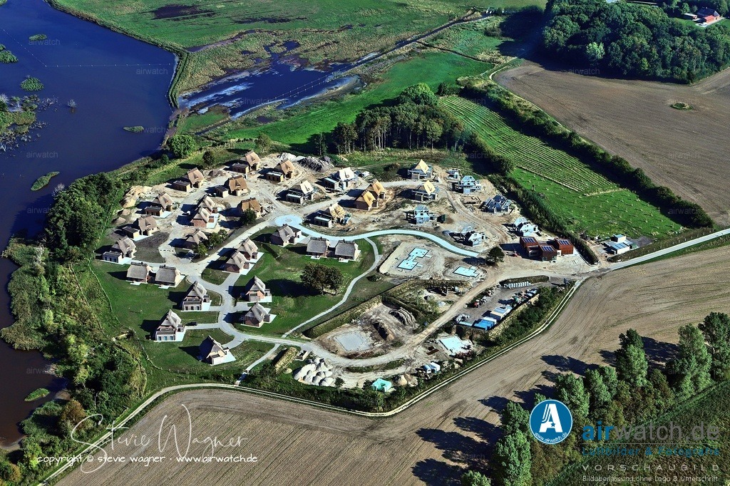 Reetdorf Geltinger Birk Luftbild - Es gibt drei Haustypen zur Auswahl | Es gibt drei Haustypen zur Auswahl, wobei 44 der Häuser hundefreundlich sind, während vier Häuser allergikergeeignet und tierhaarfrei sind. Die Lage ist ideal für Naturliebhaber: das Naturschutzgebiet Geltinger Birk liegt direkt im Norden, die Ostsee ist fußläufig erreichbar, und der Fjord Schlei sowie die Landschaft Angeln sind in der Nähe.