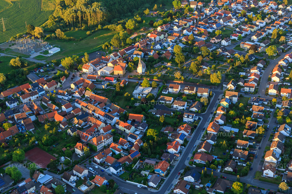 Luftbild: Bartholomäuskirche und Friedhof im Ortsteil Hochstetten in Linkenheim-Hochstetten im Bundesland Baden-Württemberg in Deutschland. Foto: IMG_100931.jpg vom 10.06.2017 durch Werner Riehm/FLY-FOTO.deEvangelische Kirchengemeinde Hochstetten - der Ev. Kirchengemeinde Hochstetten