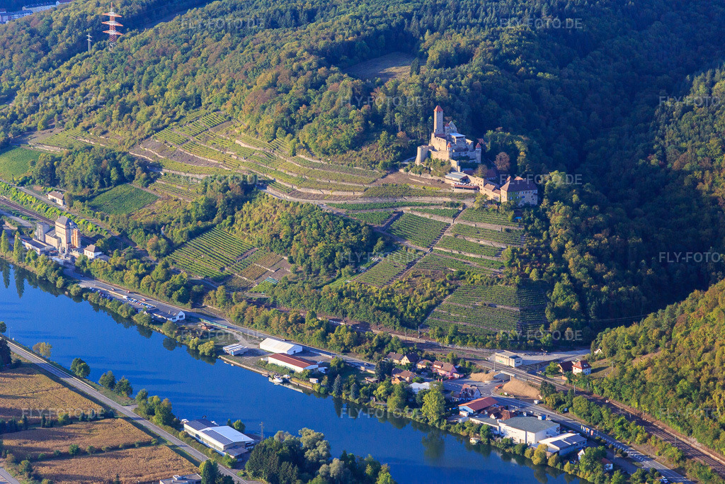 Luftbild: Burg Hornberg mit Hochzeitskapelle über den Weinbergen am Neckar in Neckarzimmern im Bundesland Baden-Württemberg in Deutschland. Foto: IMG_111501.jpg vom 09.09.2018 durch Werner Riehm/FLY-FOTO.deBurg Hornberg - Burg des Götz von Berlichingen