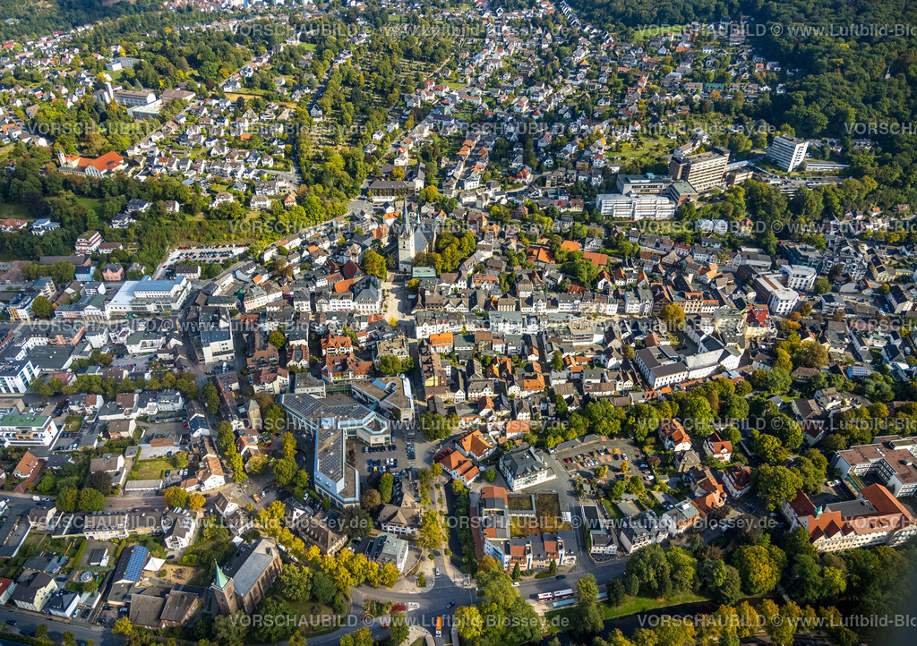 Menden220901424 | Luftbild, Altstadt, Altes Rathaus, Rathaus und kath. Kirche St. Vincenz, St. Vincenz Krankenhaus, Menden, Ruhrgebiet, Nordrhein-Westfalen, Deutschland