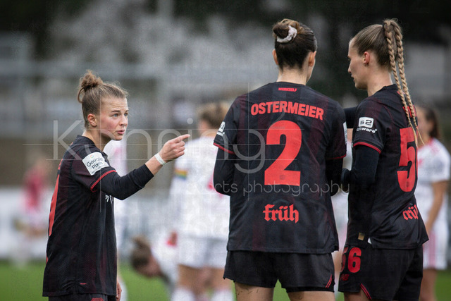 Frauen Fußball-Bundesliga; Bayer 04 Leverkusen - 1. FC Nürnberg, 31.01.2026 | Kristin Kögel (Bayer 04 Leverkusen, 11) diskutiert gestikulierend mit Selina Ostermeier (Bayer 04 Leverkusen, 2) und Juliette Vidal (Bayer 04 Leverkusen, 56); Bayer 04 Leverkusen - 1. FC Nürnberg an Spieltag 16 der Google Pixel Frauen-Bundesliga am 31.01.2026 im Ulrich-Haberland-Stadion in Leverkusen (Nordrhein-Westfalen). DFL REGULATIONS PROHIBIT ANY USE OF PHOTOGRAPHS AS IMAGE SEQUENCES AND/OR QUASI-VIDEO.